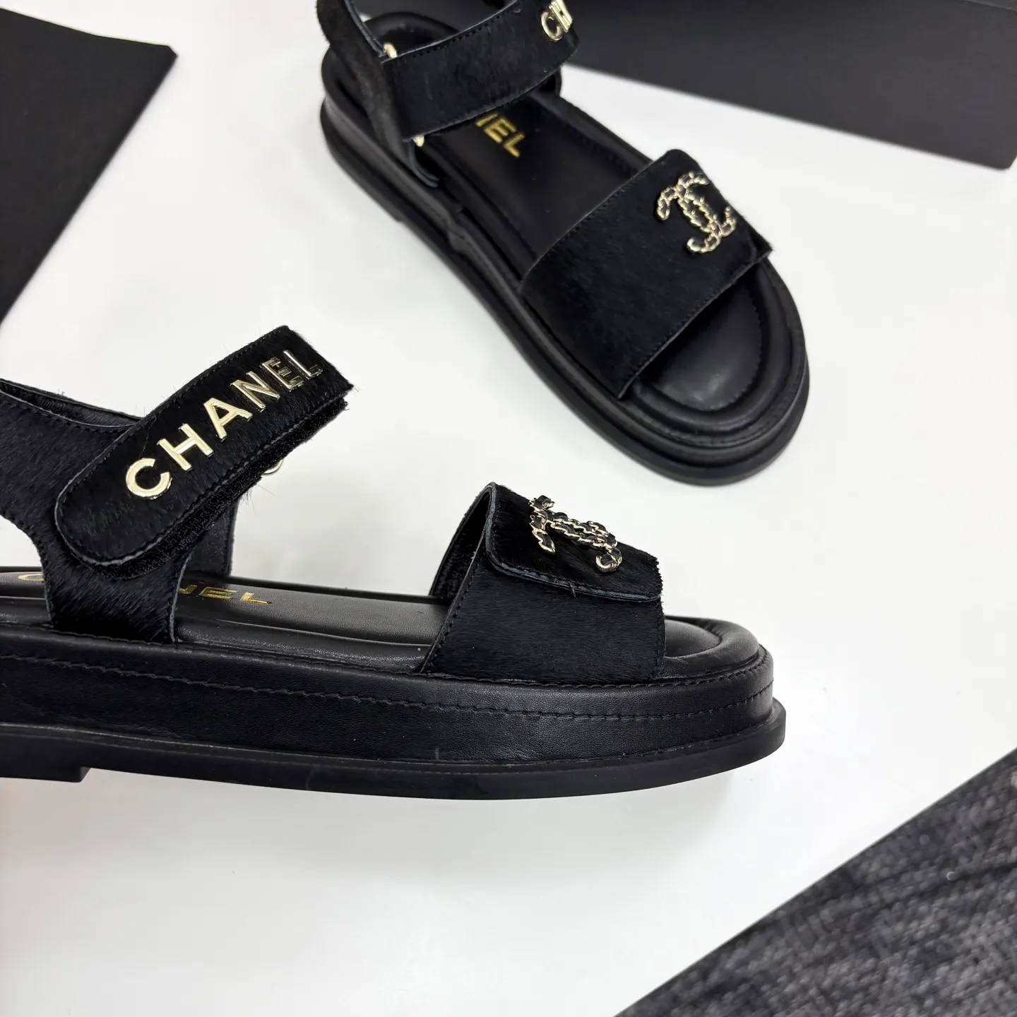 👟👟Ex-factory price 560👟👟Chanel Chanel's new early autumn thick-soled sandals are popular on catwalks on major social platforms. One of the most popular sandals at the moment. Soft and comfortable on the feet. Horsehair upper imported from Italy. Sheepskin feet. Original molded outsole Size: 35-40 (41 customized)